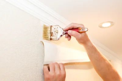 Pose de papier peint à Arith — revêtements muraux et toiles de verre
